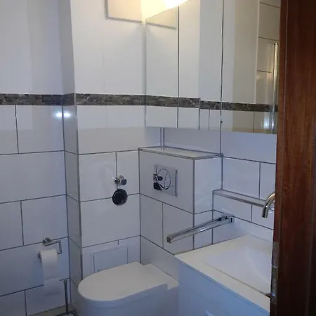 Apartment 2-raum In Guter Lage Fuer Koeln-bonn-siegbug *