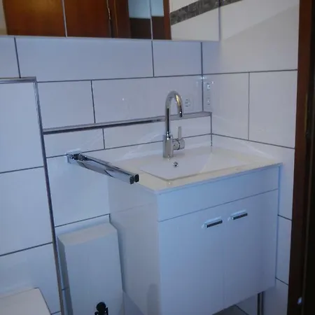 2-raum In Guter Lage Fuer Koeln-bonn-siegbug *