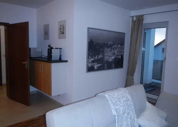 2-raum In Guter Lage Fuer Koeln-bonn-siegbug