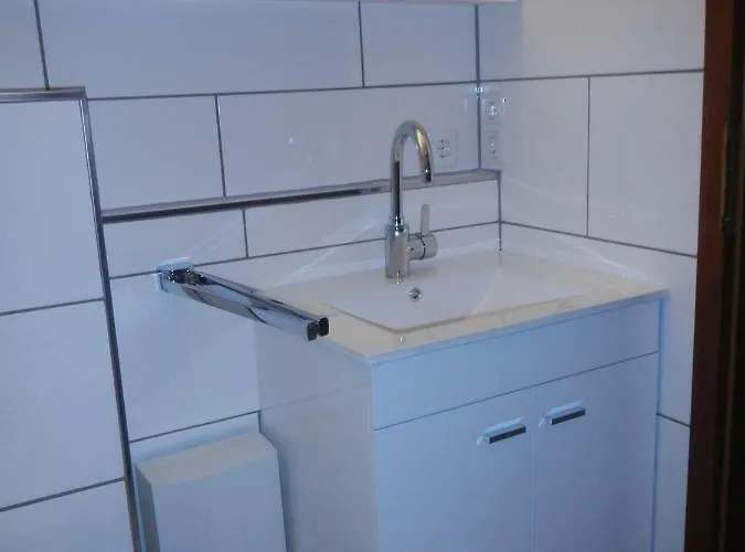 2-raum In Guter Lage Fuer Koeln-bonn-siegbug *